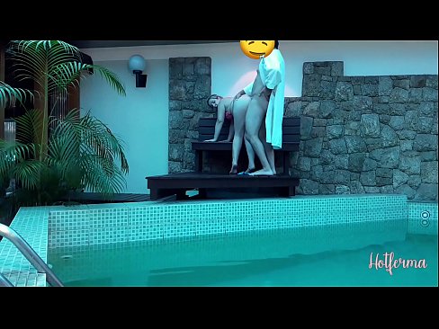 ❤️ Bosi fton shërbëtoren në pishinë, por nuk mundi t'i rezistonte një nxehtësie ❤️ Video porno në pornografi sq.assistirhentai.ru ❌